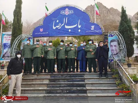 حضور فرمانده کل سپاه  برای ادای احترام به شهید سلیمانی در گلزار شهدای کرمان