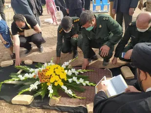مادر شهید نکوئی بر روی دستان قدرشناس مردم ندوشن میبد تشییع شد