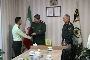 تجلیل فرمانده ناحیه مقاومت بسیج امام زمان (عج)، از کارکنان خدوم انتظامی شهرستان طالقان