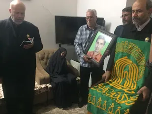 دیدار اعضای کاروان زیر سایه خورشید، با خانواده شهید عرصه دفاع