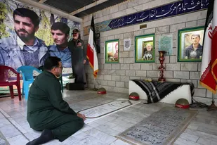 حضور سردار زارع&zwnj;کمالی بر مزار سردار شهید محمد پاکپور و دیدار با مادر شهید