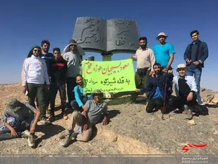 صعود فرمانده حوزه مقاومت بسیج فتح و بسیجیان به قله ۴۰۷۵ متری شیرکوه
