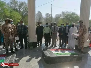 غبارروبی قبور شهدای گمنام شهرستان بستک به مناسبت هفته دفاع مقدس