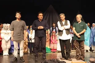 نصب روزشمار بزرگترین مجموعه تئاتر و سینما در مرکز شهر