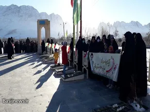 غبارویی و عطر افشانی مزار شهدا بخش کرون شهرستان تیران و کرون