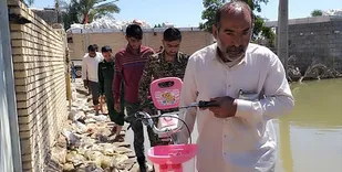 اهدای دوچرخه به دختر سیل&zwnj;زده