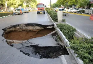 فرونشست زمین به داخل شهر کاشمر رسید
