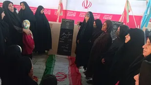 عطر حضور بر مزار شهدا؛ غبارروبی و عطرافشانی قبور توسط بسیجیان چابهار