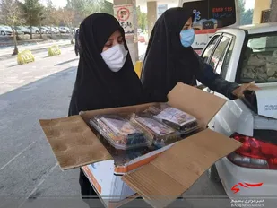 اهداء بسته پذیرایی بسیجیان به کادر درمان بخش کرونایی اسدآباد