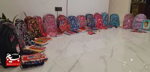 اهدای ۳۵۰ بسته لوازم التحریر و کوله پشتی به دانش آموزان کم برخوردار در طرقبه شاندیز+عکس