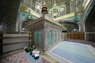 غبارروبی ضریح مطهر امام رضا علیه&zwnj;السلام