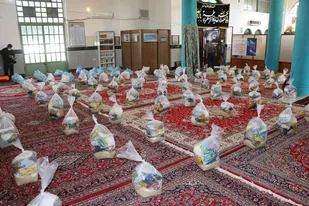 دستی که مهر را هدیه می کند/توزیع بیش از ۳ هزار بسته معیشتی در چهارمین مرحله از نهضت کمک&zwnj;های مومنانه