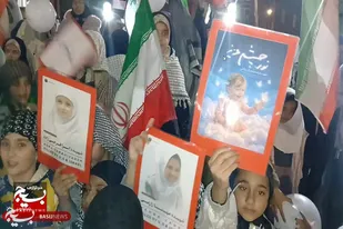 اجرای گروه سرود منادیان ظهور در راهپیمایی شبانه روستای حسام آباد