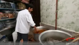 طبخ و توزیع ۲۱۰ پرس غذای گرم در مناطق حاشیه شهر همدان