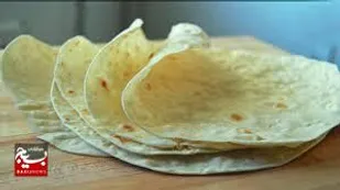 بانوی بسیجی جهادگر خمینی شهری که عشق و ارادت خود به امام حسین علیه السلام را با پخت نان برای عزاداران نشان داد