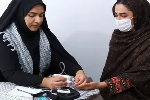 ارائه خدمات بهورزی به بانوان گوهر کوه شهرستان تفتان