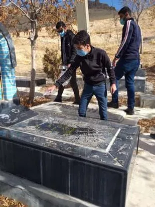 غبار روبی گلزار شهدای شهر جونقان توسط بسیجیان