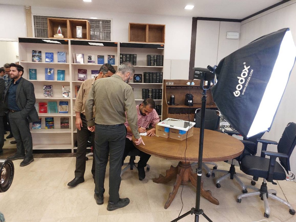 برگزاری میز خدمت عکس پرسنلی به مناسبت هفته دفاع مقدس