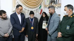 قهرمان کاراته فریدونکناری مدالش را به خانواده شهید تقدیم کرد