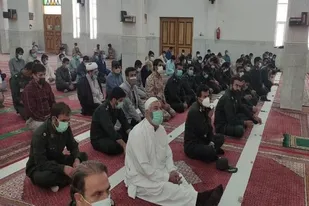حضور پاسداران و بسیجیان در نماز جمعه در آخرین روز از هفته بسیج