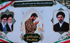 سرباز مؤمن، در کنار پاسداری از امنیت با نماز جان خود را به سرچشمه ایمان پیوند می‌زند