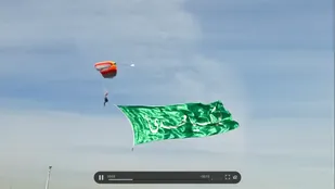 فیلم/ اهتزار پرچم لبیک یا مهدی در آسمان