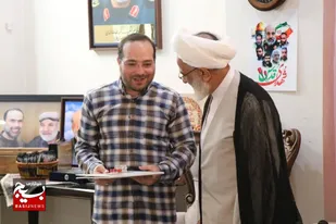 اهداء هدیه مقام معظم رهبری به خانواده شهید زاهدی توسط نماینده ولی فقیه در سپاه