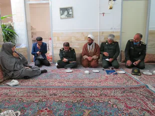 دیدار فرمانده سپاه ثارالله کرمان با مادر شهیدان خدادادیان