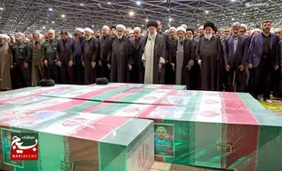 اقامه نماز بر پیکر مطهر شهدای خدمت به امامت رهبر معظم انقلاب اسلامی