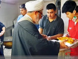 توزیع بیش از 2500 پرس غذای گرم توسط بسیج طلاب میانه