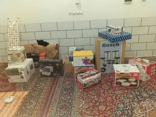 تعدادی لوازم خانگی تهیه و به نوعروس نیازمند اهدا شد