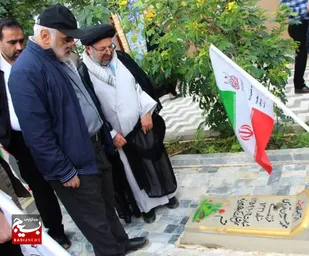 رئیس دانشگاه آزاد اسلامی در زیارتگاه شهدای هویزه حضور یافت+عکس