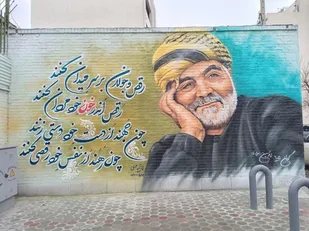آیین رونمایی از دیوار نگار تمثال سید الشهدای جبهه مقاومت حاج قاسم سلیمانی در محل گردان ۱۰۵ امام حسین (علیه السلام)