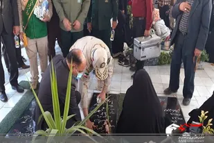 غبار روبی گلزار شهدای زاهدان توسط بسیجیان