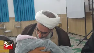 نجوای عاشقانه اذان در گوش نوزادان تازه متولدشده