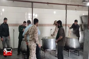 طبخ و توزیع ۲۵۰۰ پرس شله زرد توسط گروه جهادی شهدای گمنام صالح آباد + تصاویر