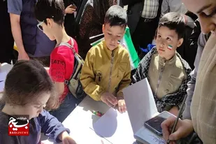 برپایی غرفه کودک و نوجوان در مسیر راهپیمایی روز جهانی قدس در همدان