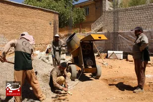 بازسازی و مرمت دیوار خانه مادر شهید باباحیدری