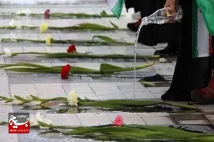 عطرافشانی گلزار شهدای زاهدان در هفته دفاع مقدس توسط حقوق دانان استان