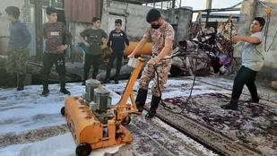 پاکسازی مناطق دچار آبگرفتگی در شوشتر با همت جهادگران
