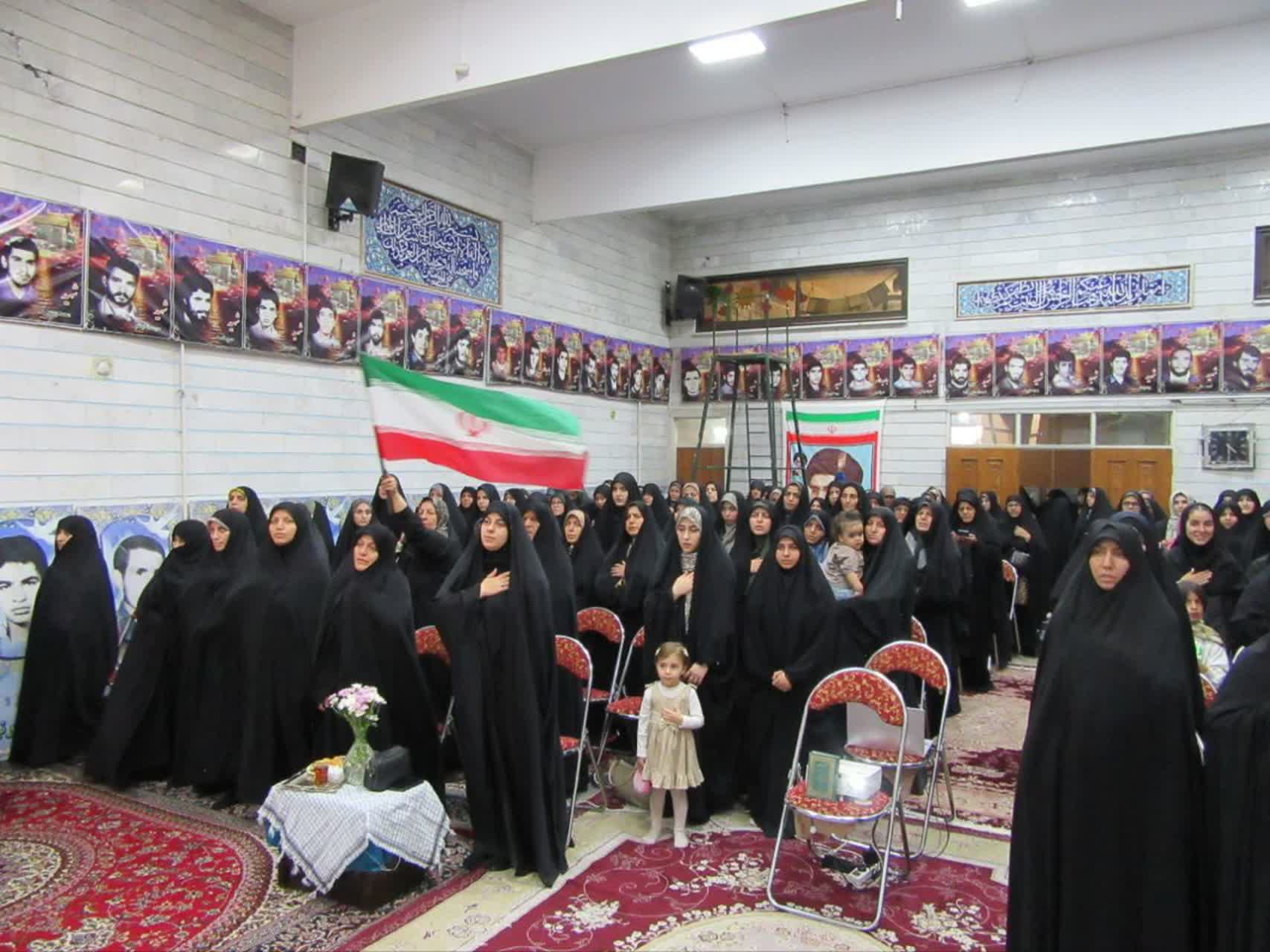 امروز هدف دشمن، تغییر تدریجی باورها و ارزشهای دینی در دل خانوادههاست امروز هدف دشمن، تغییر تدریجی باورها و ارزشهای دینی در دل خانوادههاست