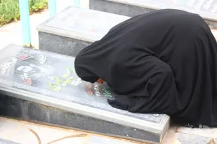 انجام غبار روبی  و عطر افشانی قبور مطهر شهدا در نجف آباد+تصاویر