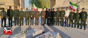 عطرافشانی قبور شهدا با حضور پاسداران عسلویه