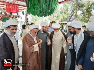 غبار رویی و عطرافشانی گلزار شهدای روحانی به مناسبت گرامیداشت هفته دفاع مقدس