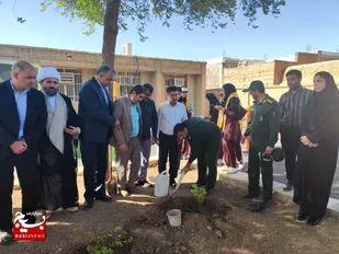 کاشت ۱۲ نهال مثمر به نیابت از شهدای اقتدار ملی با حضور مسئولان محلی هم&zwnj;زمان با آغاز سال تحصیلی در شهرستان گتوند&nbsp;