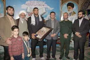 مدال طلای جهان برگردن فرزند شهید مدافع حرم