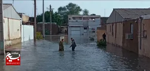 جهادگران بسیج سازندگی ماهشهر برای کمک به مردم به آب زدند