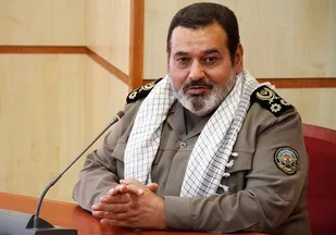 اهدای&zwnj;لوح سپاس سرلشکر فیروزآبادی&zwnj;به رئیس&zwnj;سازمان&zwnj;اردویی&zwnj;بسیج