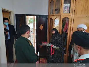 دیدار فرمانده سپاه چالوس با خانواده&zwnj; شهدا + تصاویر
