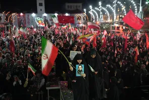 امنیتِ این سرزمین، وامدار دستانی‌ست که فرزندانشان را به راهِ ایران سپردند/  

قامتِ فرماندهی که به نمایندگی از مردم ایران، پیشِ مادران شهدا خم شد
